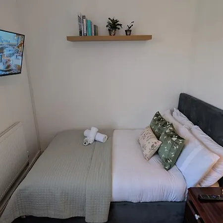 Single Close To Battersea Homestay *