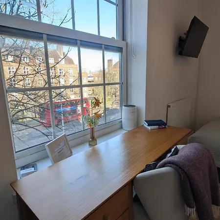 Single Close To Battersea