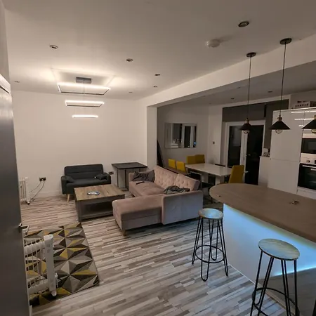 Luxury 3 Bedroom House Apartment