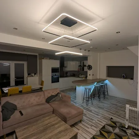 Luxury 3 Bedroom House Apartment *