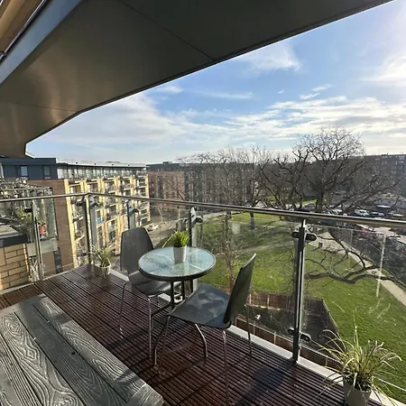 Apartment Lovely 2-bed In London