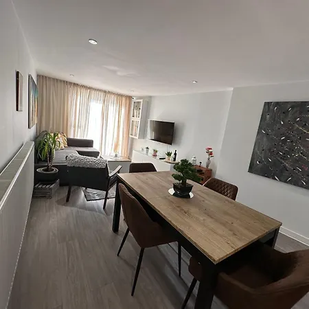 Apartment Lovely 2-bed In London
