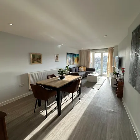 Apartment Lovely 2-bed In London