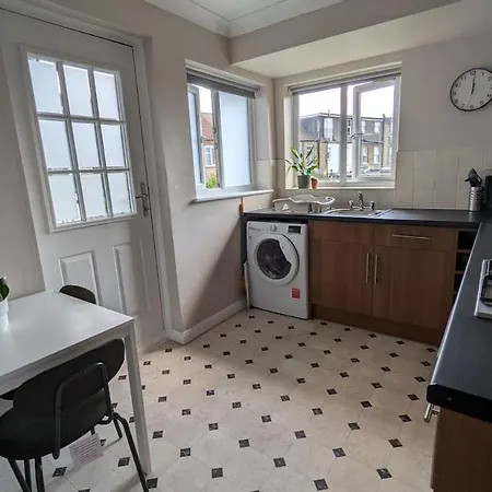 Apartment Two Bed In West London Brentford
