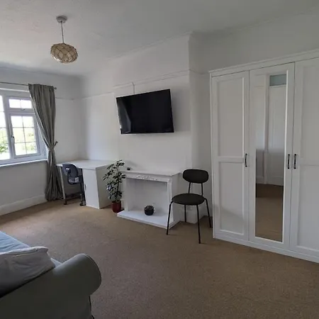 Two Bed In West London