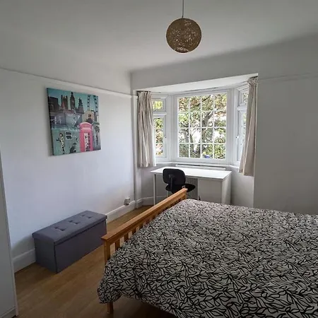 Two Bed In West London * Brentford