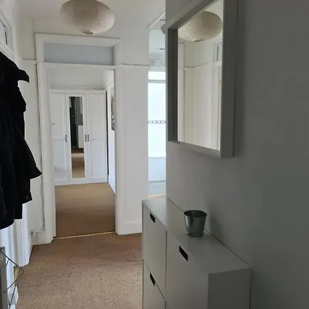 Two Bed In West London Apartment Brentford