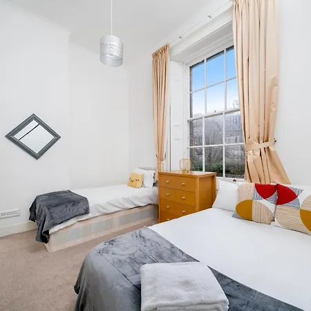 Space And Comfort, 5 Mins Walk To Tube Station, Shops Easy Access To Excel, O2 Arena And Airport, Free Parking Apartment