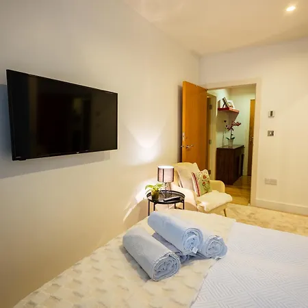 Lux To Eye Guest house London