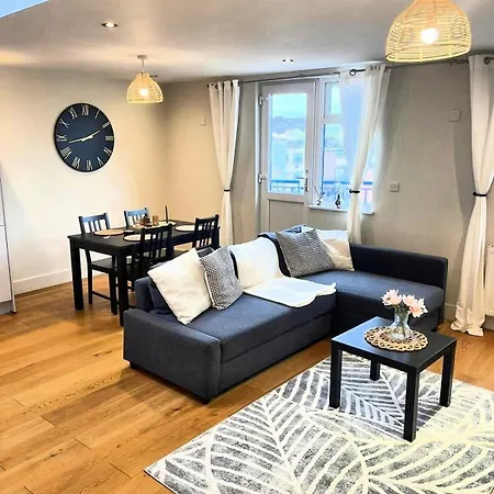 Stylish 1-bed Flat In Canary Wharf Apartment *
