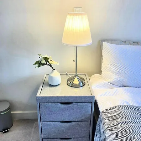 Stylish 1-bed Flat In Canary Wharf London