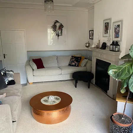 Apartment 23 Mins To London Bridge