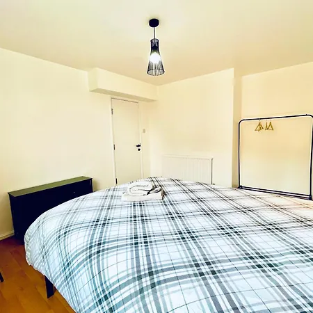 Homestay 2 - Private Double In 4 Bed Flat *