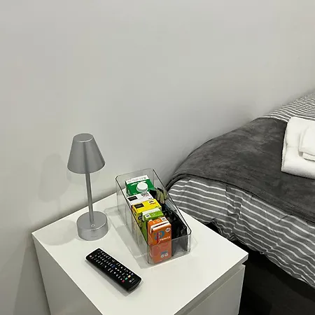 Private With En-suite Bus Stop Outside - East Croydon Tain Station 10 Mins Away South Norwood