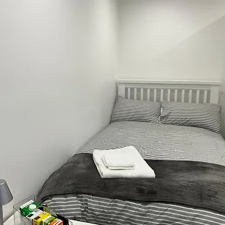 Homestay Private With En-suite Bus Stop Outside - East Croydon Tain Station 10 Mins Away