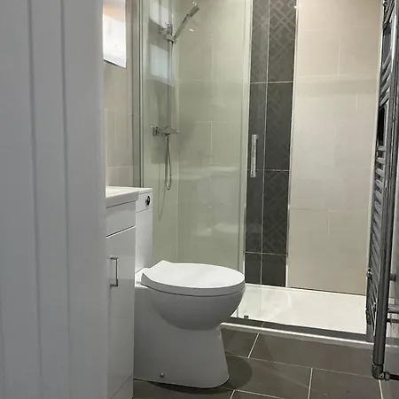 Private With En-suite Bus Stop Outside - East Croydon Tain Station 10 Mins Away Homestay South Norwood