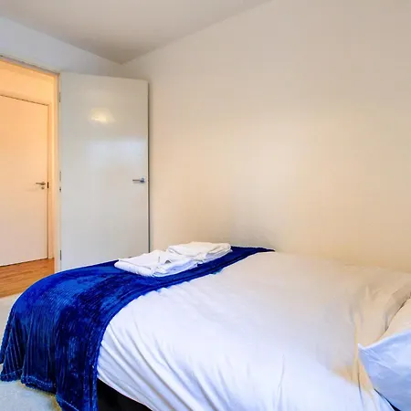 2 Bedroom Flat Near Westfield, Hospital, Stadium & Uni *