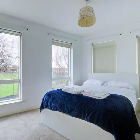 2 Bedroom Flat Near Westfield, Hospital, Stadium & Uni Apartment