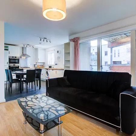 2 Bedroom Flat Near Westfield, Hospital, Stadium & Uni *