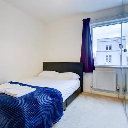 Apartment 2 Bedroom Flat Near Westfield, Hospital, Stadium & Uni *