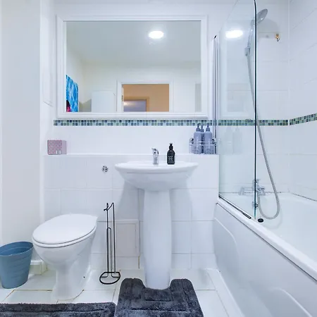 2 Bedroom Flat Near Westfield, Hospital, Stadium & Uni London