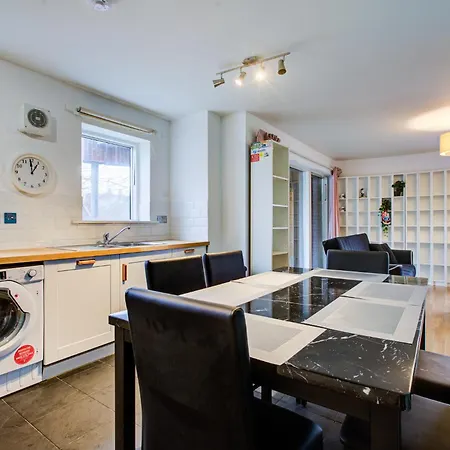 2 Bedroom Flat Near Westfield, Hospital, Stadium & Uni
