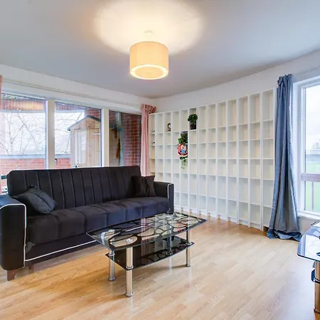 2 Bedroom Flat Near Westfield, Hospital, Stadium & Uni Apartment