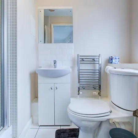 2 Bedroom Flat Near Westfield, Hospital, Stadium & Uni * London