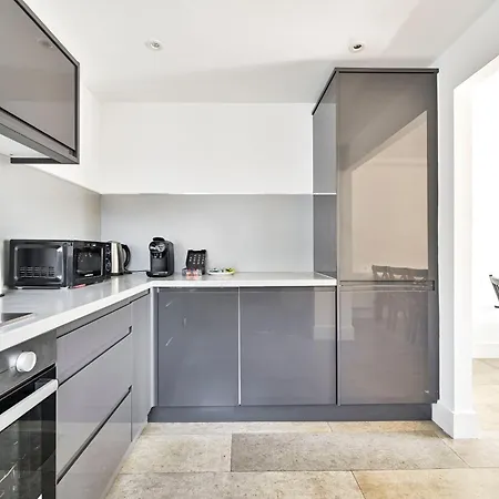 Farringdon Comfortable 3 Bed