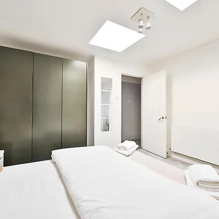 Farringdon Comfortable 3 Bed
