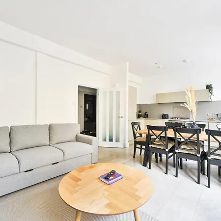 Farringdon Comfortable 3 Bed