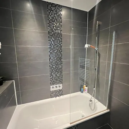 Apartment Sleek 3-bedroom Flat With Lift & Wi-fi In Southwark, Borough Near The Shard London