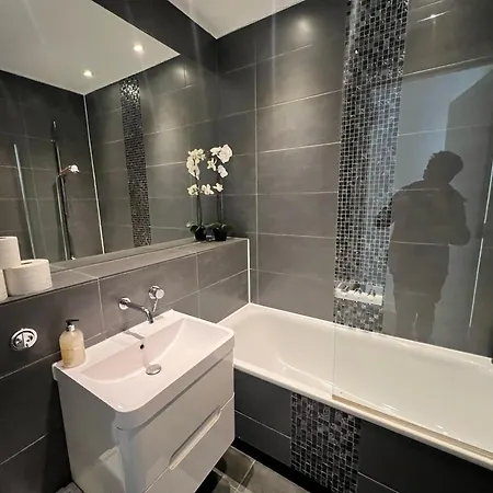Apartment Sleek 3-bedroom Flat With Lift & Wi-fi In Southwark, Borough Near The Shard
