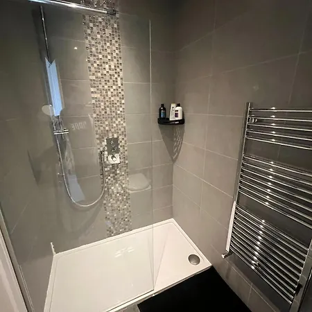 Apartment Sleek 3-bedroom Flat With Lift & Wi-fi In Southwark, Borough Near The Shard London