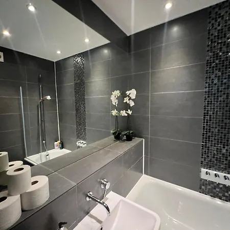Sleek 3-bedroom Flat With Lift & Wi-fi In Southwark, Borough Near The Shard London