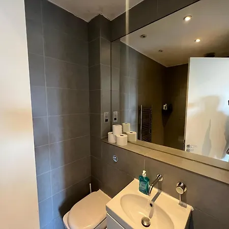 Apartment Sleek 3-bedroom Flat With Lift & Wi-fi In Southwark, Borough Near The Shard London