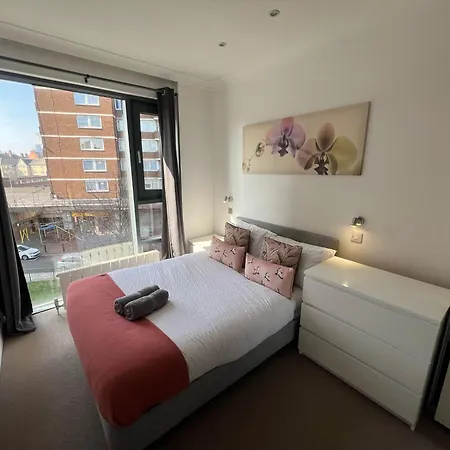 Apartment Sleek 3-bedroom Flat With Lift & Wi-fi In Southwark, Borough Near The Shard