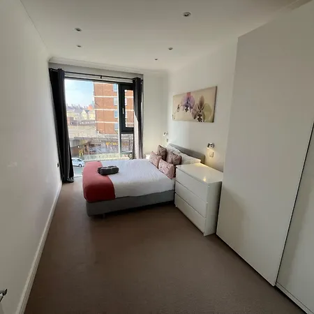 Apartment Sleek 3-bedroom Flat With Lift & Wi-fi In Southwark, Borough Near The Shard London