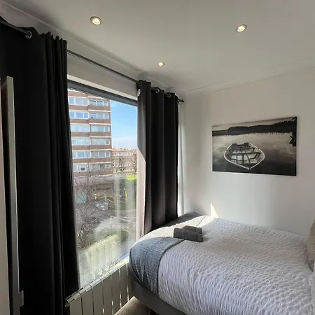 Sleek 3-bedroom Flat With Lift & Wi-fi In Southwark, Borough Near The Shard London