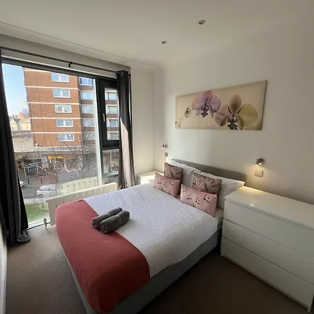 Apartment Sleek 3-bedroom Flat With Lift & Wi-fi In Southwark, Borough Near The Shard
