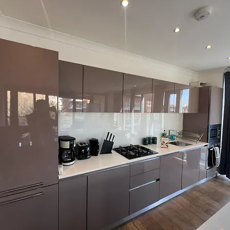 Sleek 3-bedroom Flat With Lift & Wi-fi In Southwark, Borough Near The Shard London