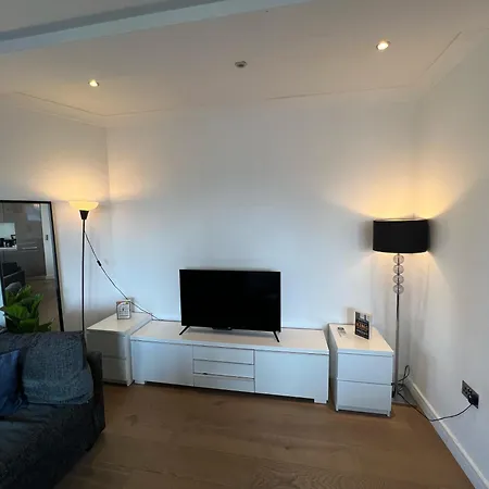 Apartment Sleek 3-bedroom Flat With Lift & Wi-fi In Southwark, Borough Near The Shard *