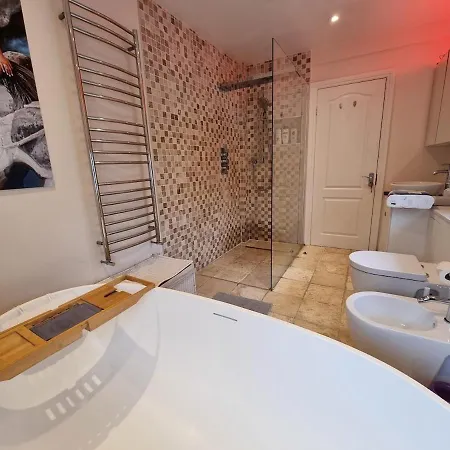 Charming In Shepherds Bush Holiday home *