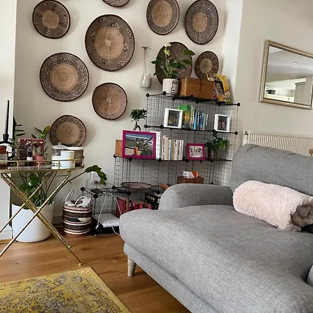 Charming In Shepherds Bush London