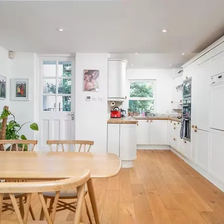 Charming In Shepherds Bush *