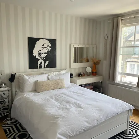 Charming In Shepherds Bush Holiday home London