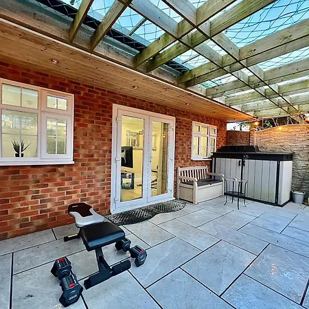 Cosy Stylish With Private Patio And Gym Gear Barnet