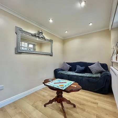 Cosy Stylish With Private Patio And Gym Gear Barnet