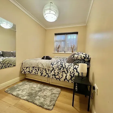 Cosy Stylish With Private Patio And Gym Gear Barnet
