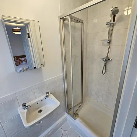K - Charlesworth Place Holiday home London